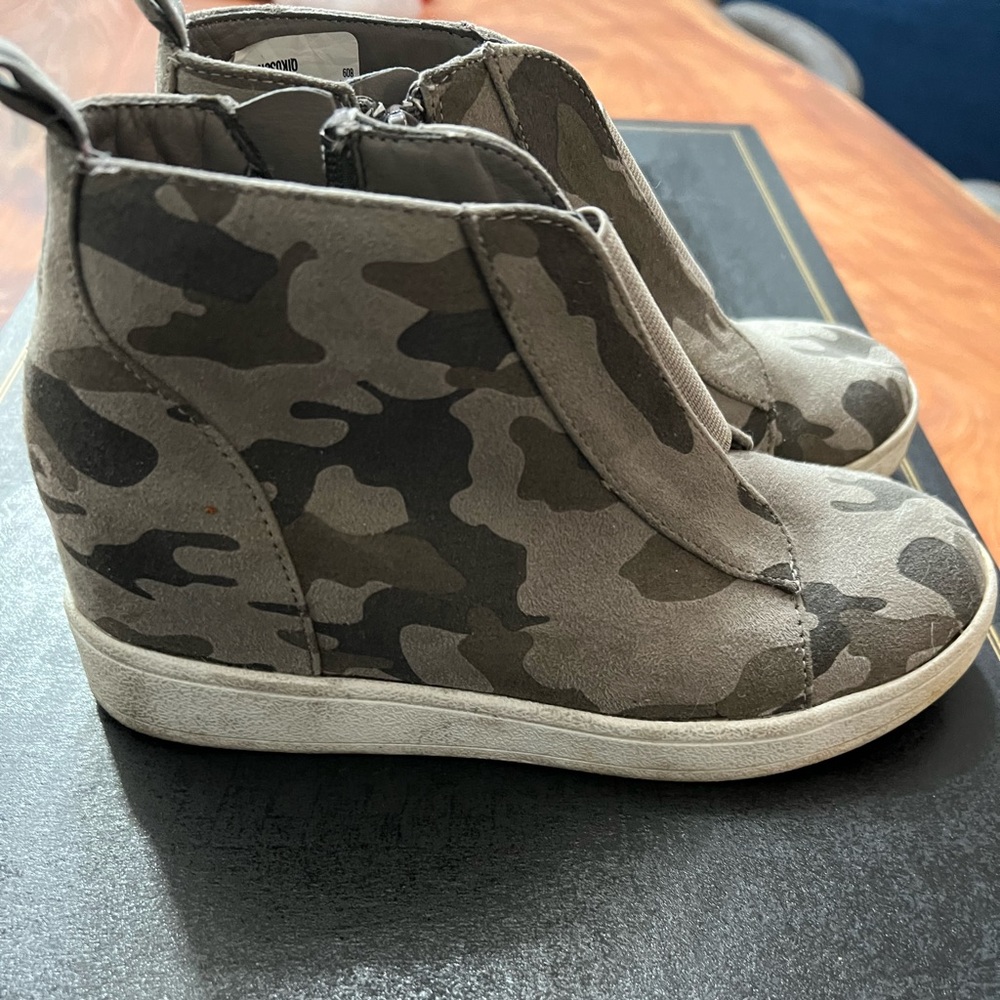 MIA kids sneakers with a hidden heel